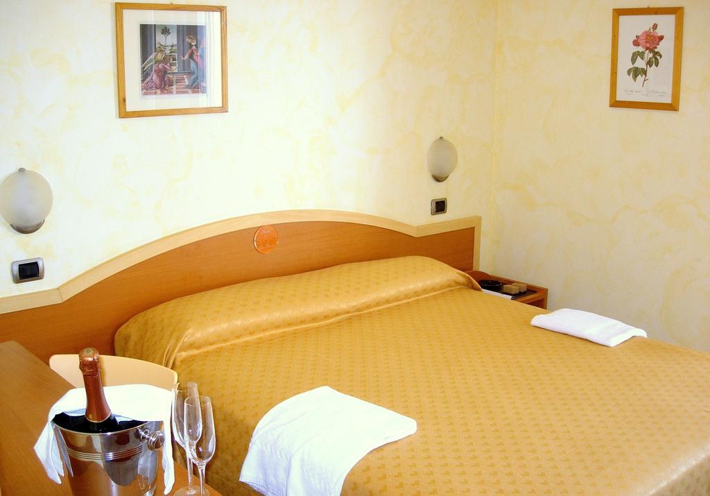 Hotel La Perla Cupra Marittima Zimmer foto